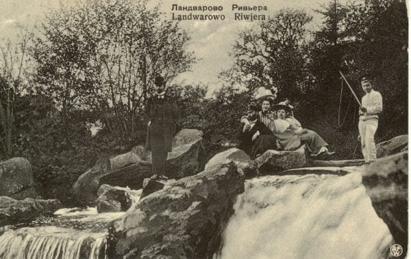 Открытка «Ландварово. Ривьера» Старинная открытка: группа людей у водопада среди валунов, надпись Ландварово Ривьера