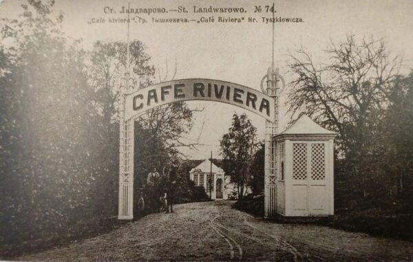 Ворота кафе «Ривьера» в Лентварисе Старинная открытка: арка с надписью CAFÉ RIVIERA, сторожка и аллея к зданию кафе