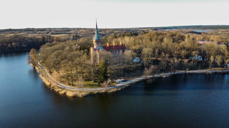 Озеро рядом с Университетом Сознания благоустроено за 1 496 820,80 евро