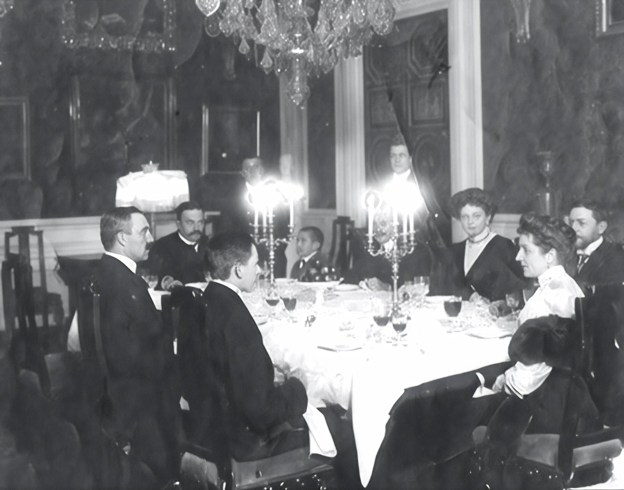 Vakarienė rūmų valgomajame – 1913 m. gruodis.